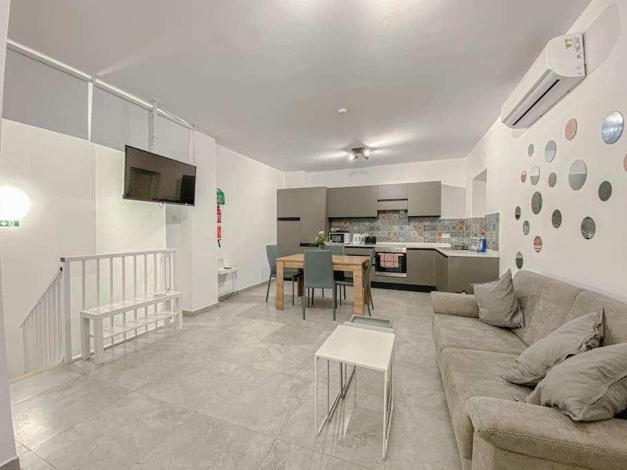 Designer Duplex Penthouse In Floriana Apartment Exterior photo
