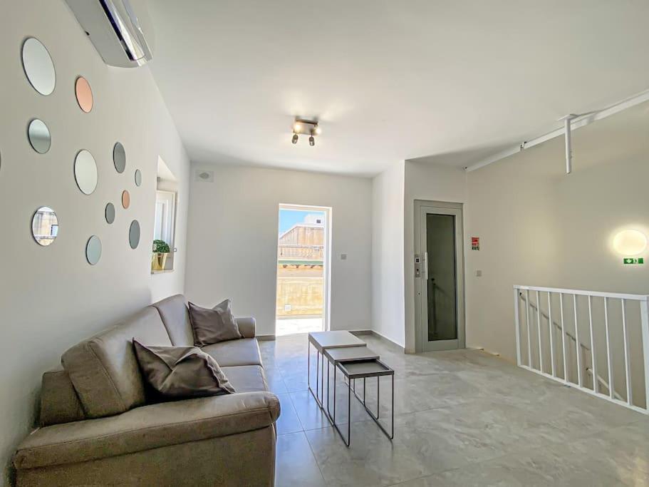 Designer Duplex Penthouse In Floriana Apartment Exterior photo