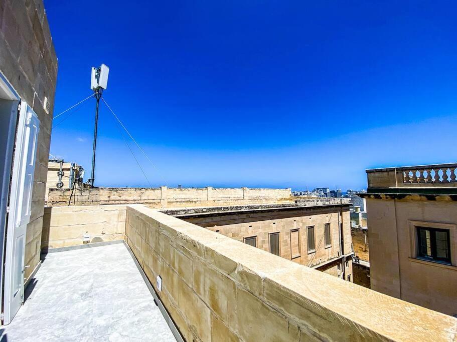 Designer Duplex Penthouse In Floriana Apartment Exterior photo
