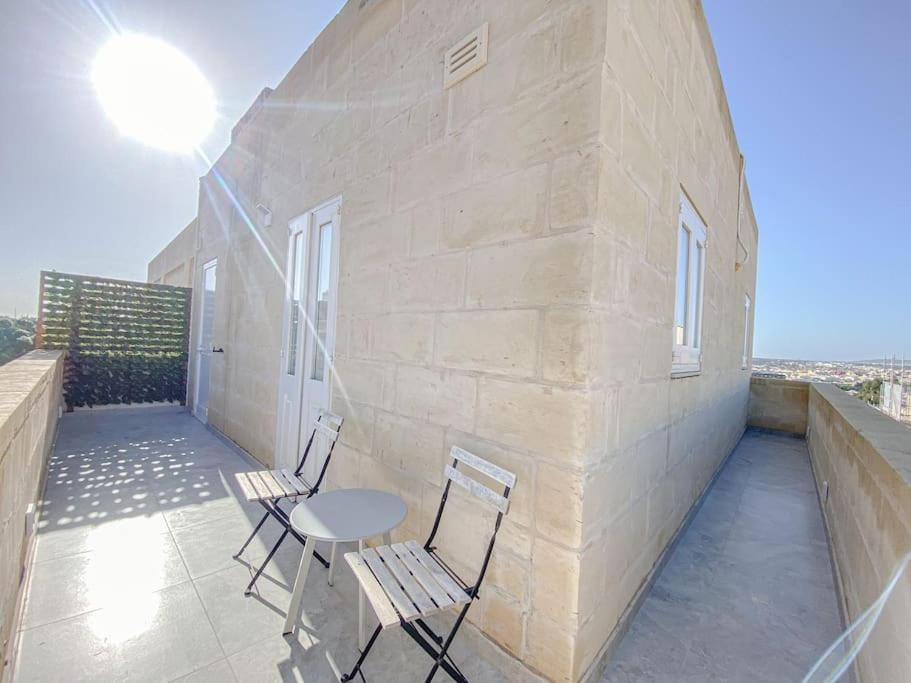 Designer Duplex Penthouse In Floriana Apartment Exterior photo